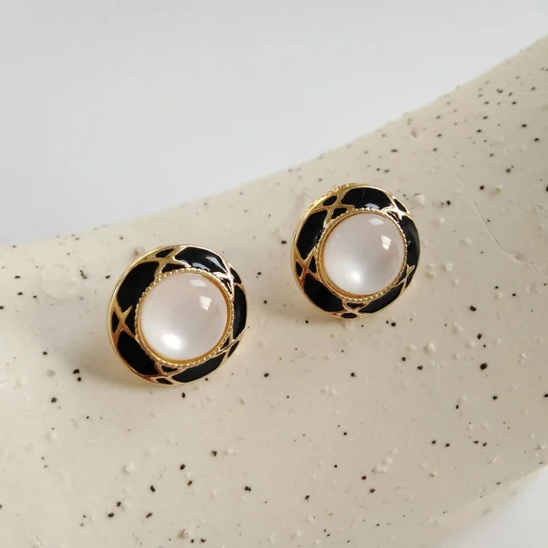 Elegant Japanese Style Creative Baroque Clip On Earrings Retro Spring Style Hepburn Earrings Black White Round Stone Ear Clips ear clip earrings clip earrings