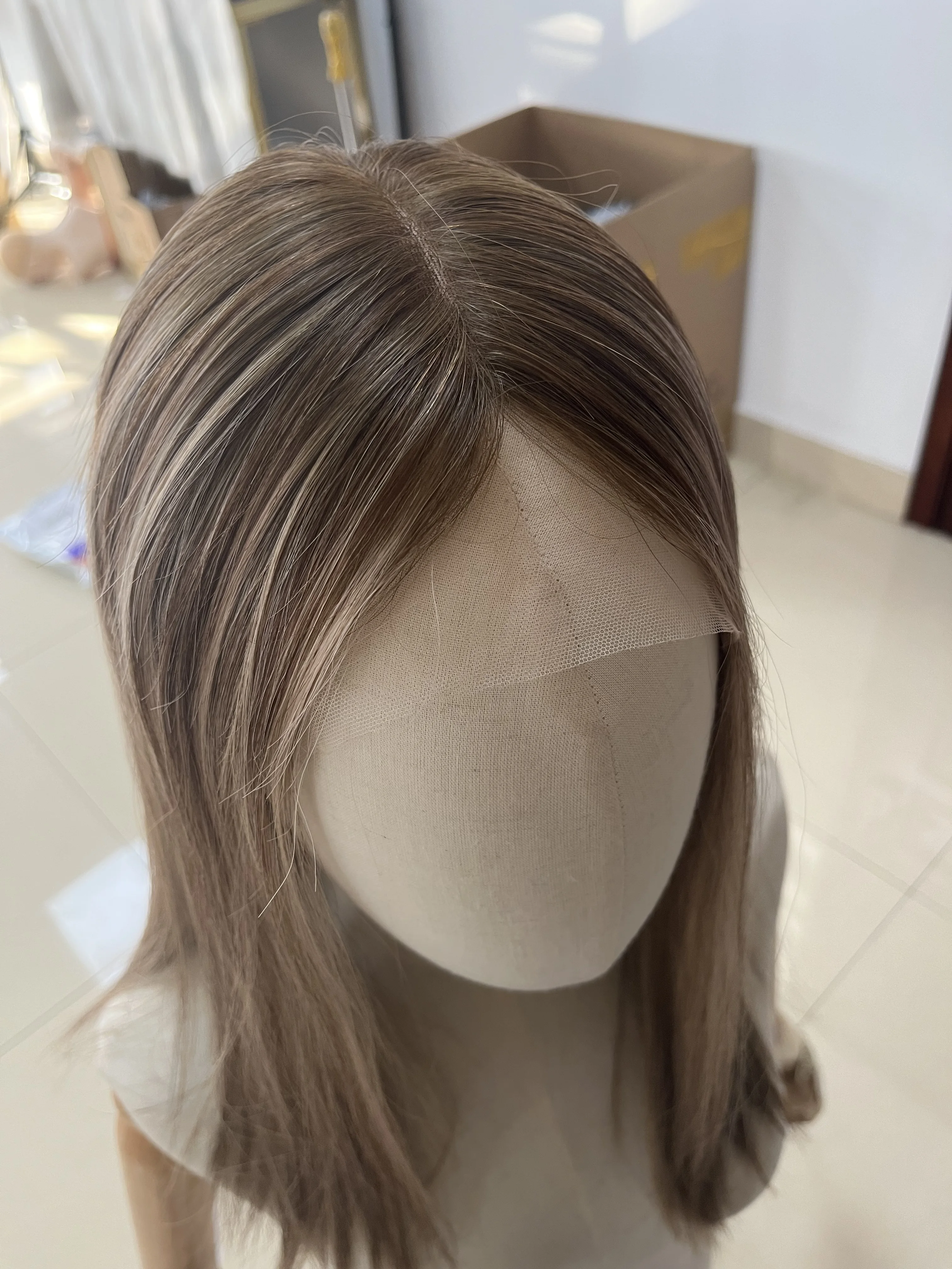 Рисунок 2 - Новинка, модный парик с небольшим слоем светлых волос