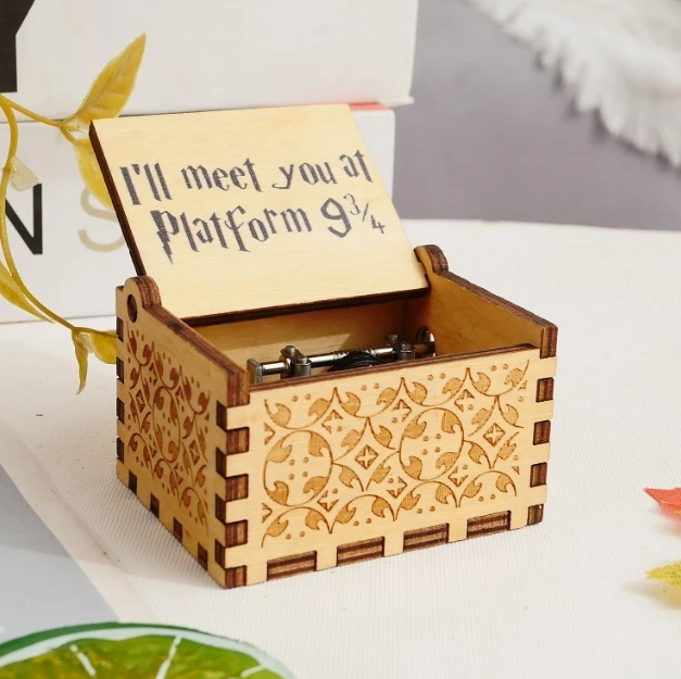 2025 Los 6 estilos más nuevos de adornos para cajas de música de Harry Potter Te encontraré en el andén 9 3/4 Soy un guardián Cajas de música talladas en madera para juguetes de regalo