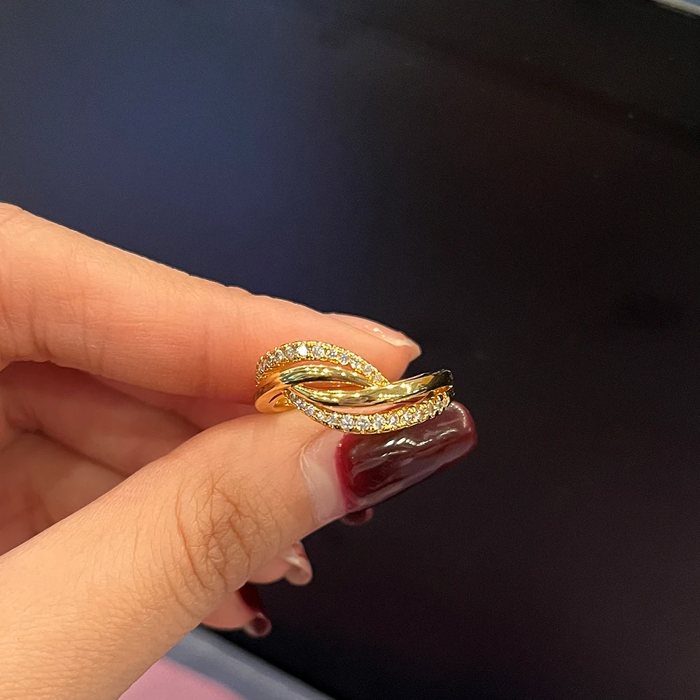Bague bandes torsadée en métal sertie de diamants synthétiques 4