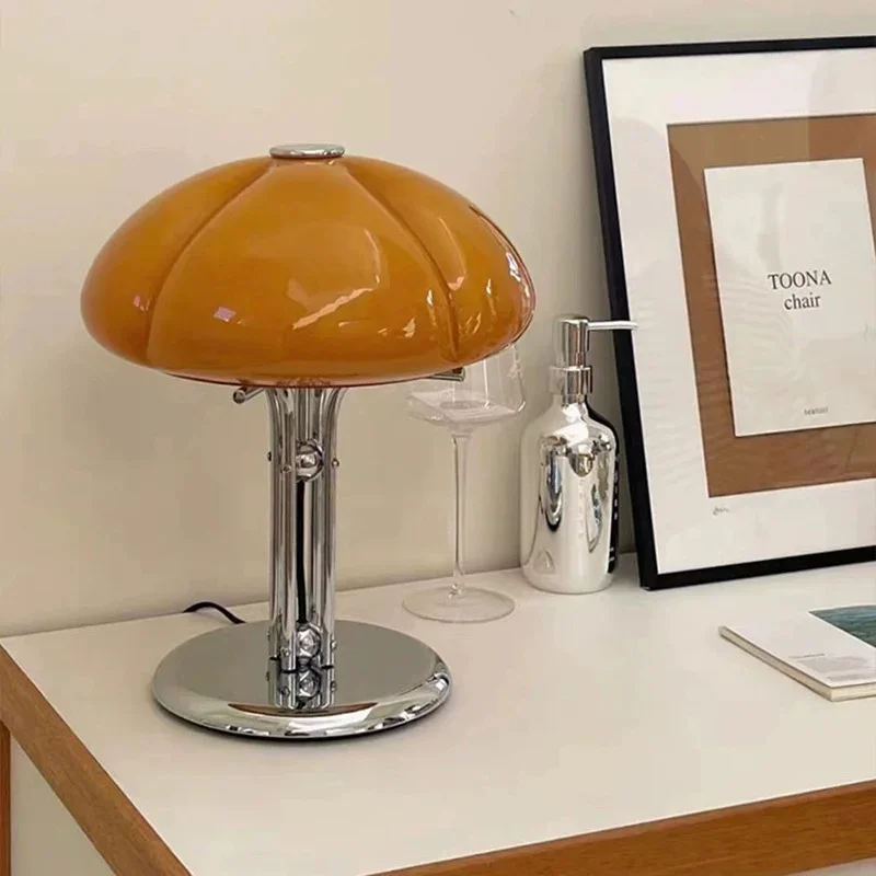 lampe champignon orange sur un meuble
