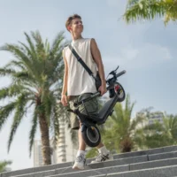 Trottinette électrique 5TH WHEEL, pneus pleins de 10 pouces, puissance de pointe de 600 W, 25 km/h, autonomie de 30 km, clignotants, 36 V 7,5 Ah 2