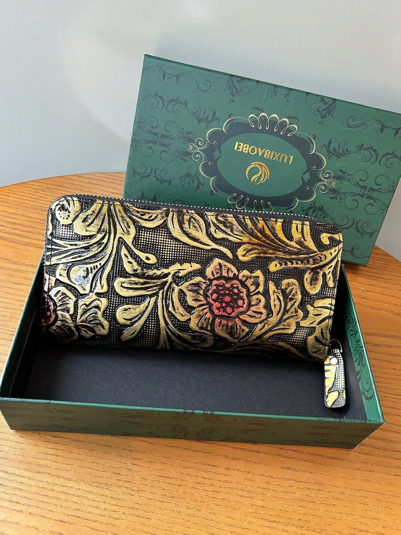 High-end retro carved long women's wallet, fashionable and elegant leather carved flower wallet clutch, can hold mobile phone, m