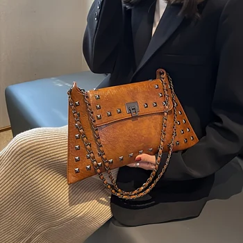 حقيبة كروس أنيقة برشام عتيقة - جلد صناعي مقاوم للماء، حزام قابل للتعديل، لون خالص مع إغلاق قفل قبلة