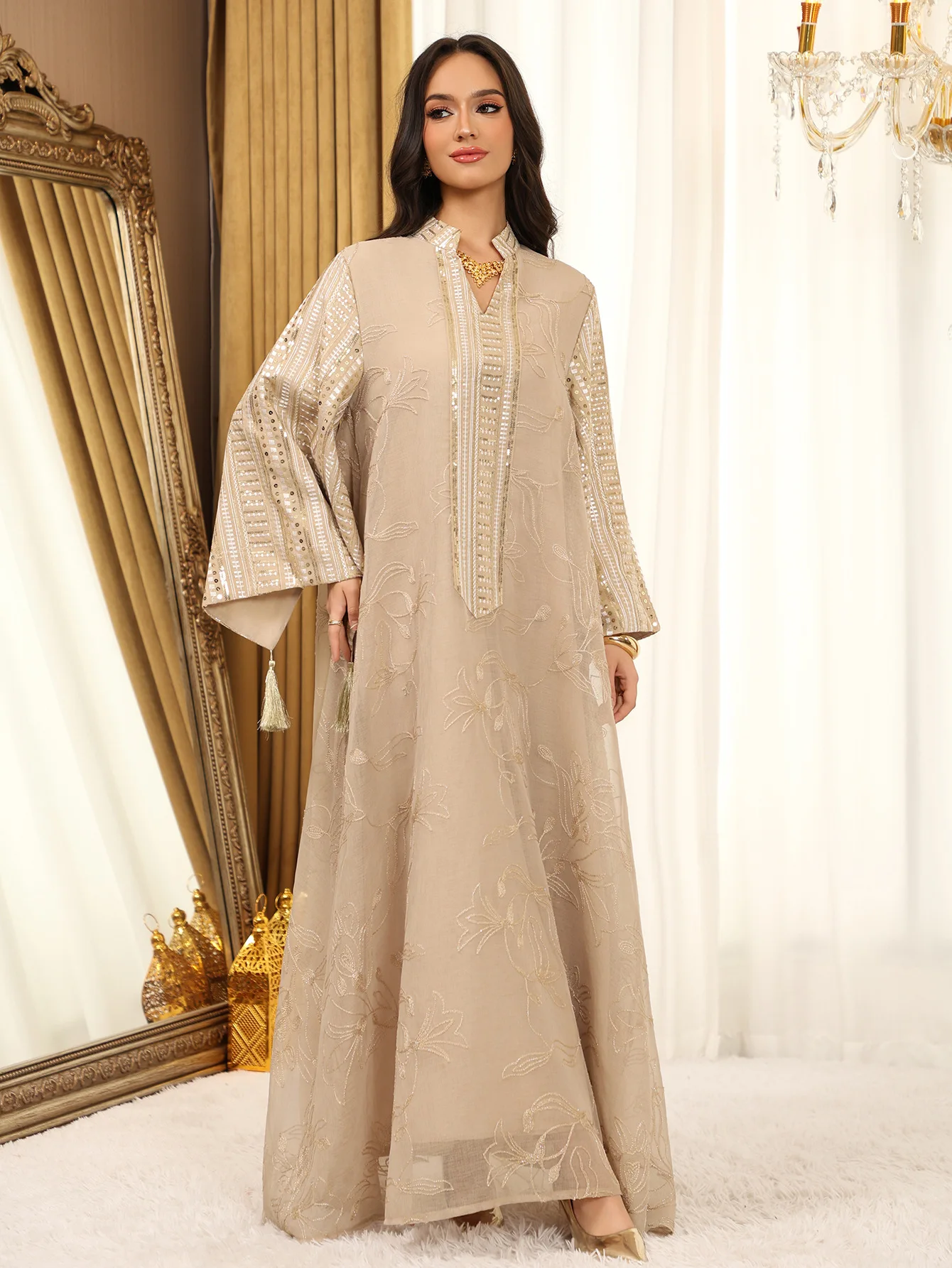 جلابية طويلة بنقوش ناعمة وأكمام واسعة