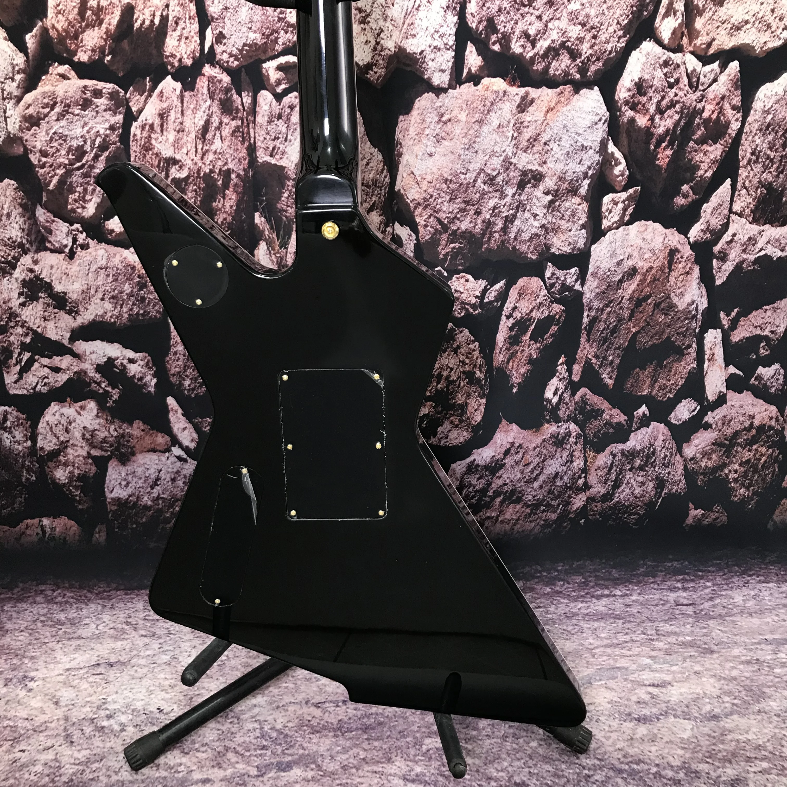 Factory customization electric guitar 3 pickups tremolo system High quality guitar Free delivery