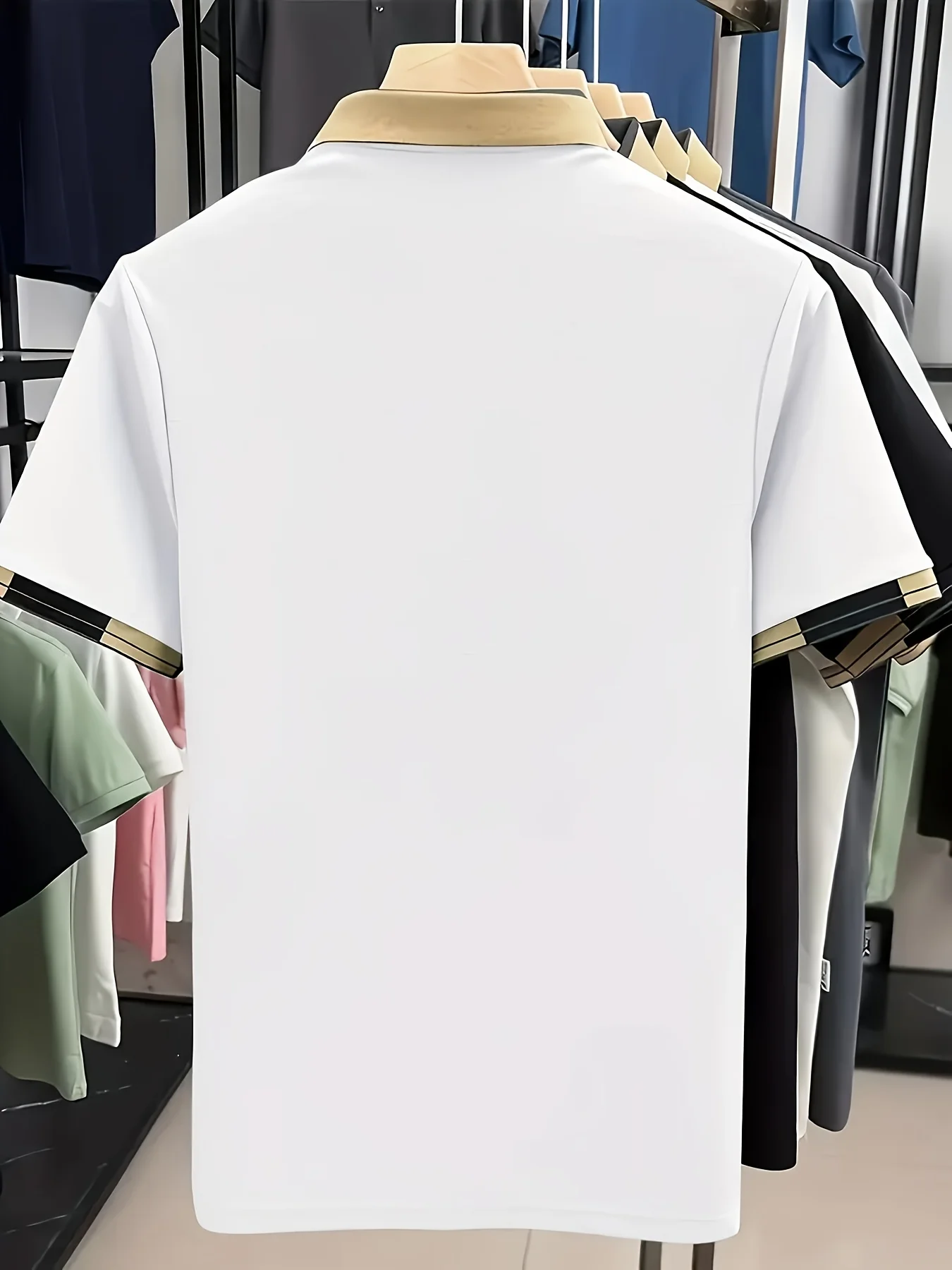 Polo bianca minimalista con colletto decorativo e striscia sulle maniche - immagine 3