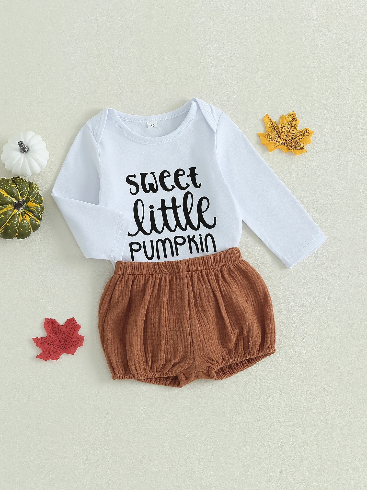 

Cute Pumpkin Halloween Costume Set for Newborns - Adorable Long Sleeve Romper with Letter Print and Matching Solid Color Shorts