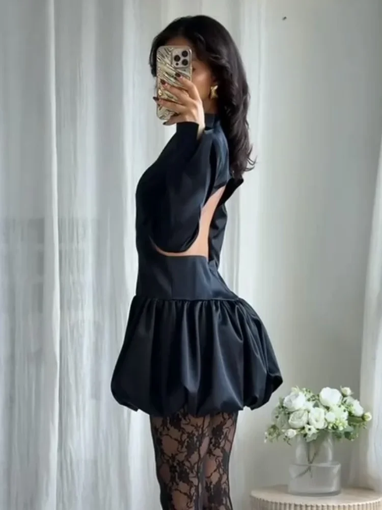 Schwarzes strukturiertes Minikleid für Damen mit tiefem V-Ausschnitt, Ausschnitt hinten, Statement-Akzent mit goldener Schnalle und gekräuselten Saum – Detail 8