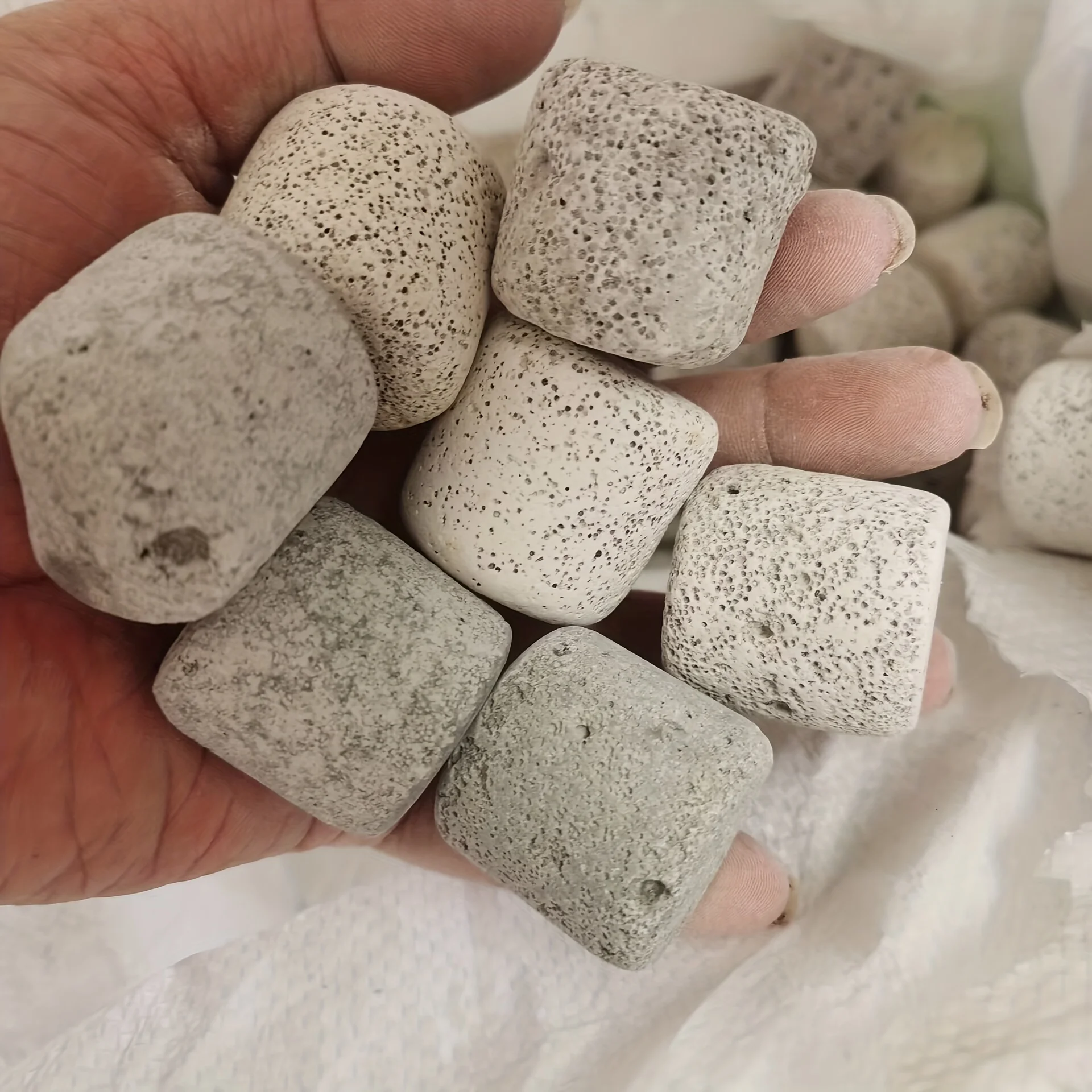 500g artificial pumice jeans stir fried with snowflakes, worn with water, and pumice good wear resistance