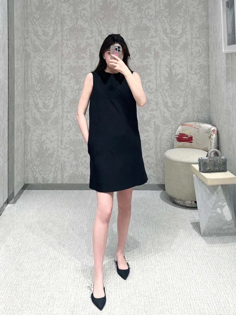 

Luxury, fashionable, casual, trendy, versatile, and versatile in daily life. Elegant lapel sleeveless dress
