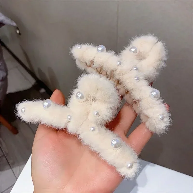 

Exquisite Autumn As Winter Plush Women's Fashion Versatile Hair Clip Large Pearl Hair Clip Shark Clip Headwear Accessories Gifts