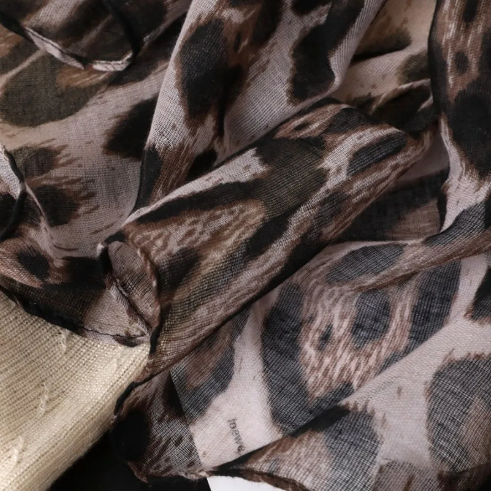 Neuer Weicher Leopardenmuster-Schal in Übergröße aus Dünnem Stoff, Eleganter Trendiger Voile-Kopfschmuck und Halstuch für Damenmode – Detail 4