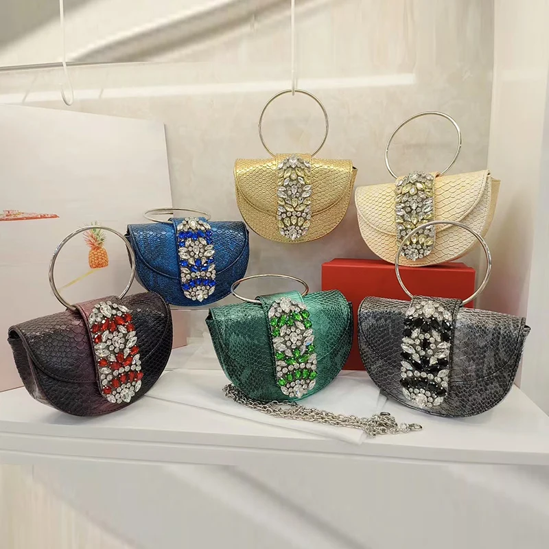 

Retro new metal ring studded handbag fashion mini handbag Joker Saddle dinner bag high quality chain messenger bag.