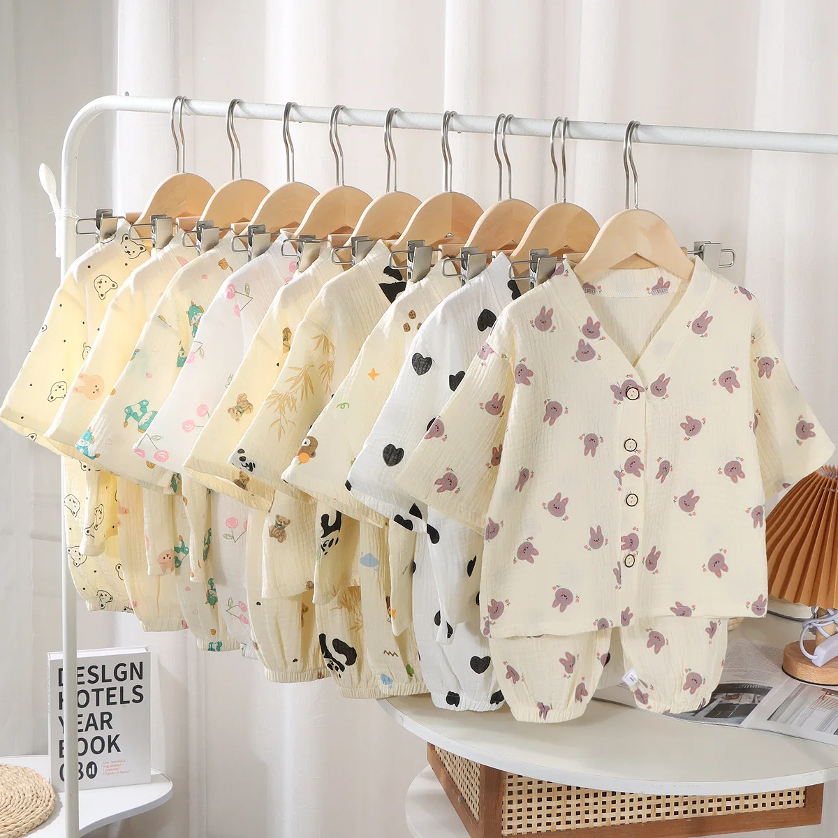 Conjuntos de pijamas finos de verano para niños y niñas, camisa de hilo de algodón con cuello en V, manga de tres cuartos de dibujos animados, pantalones para bebés pequeños, ropa de estar por casa