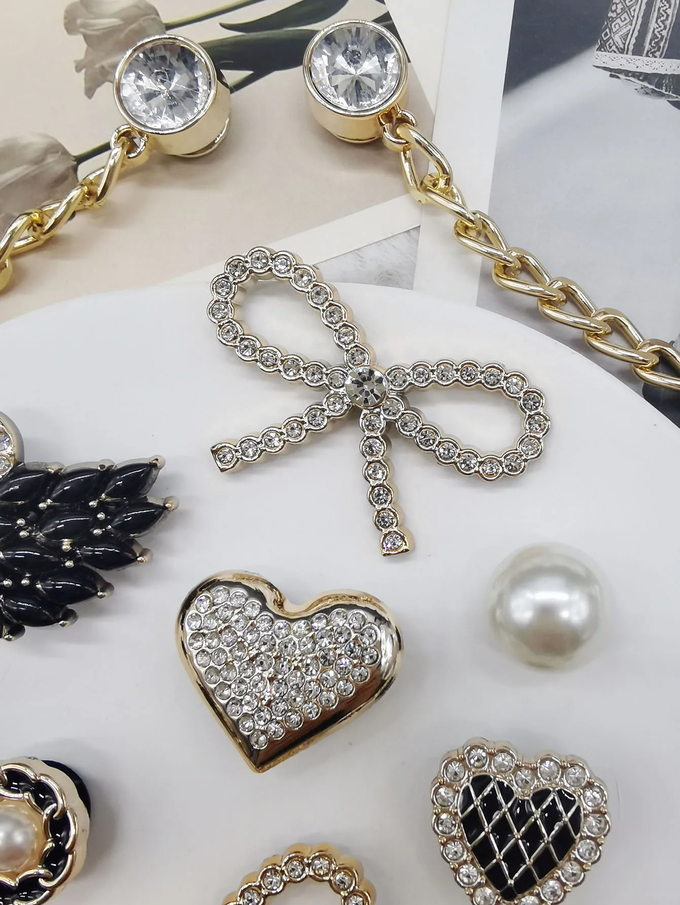 16 Stück Harz-Schuh-Charms mit Goldener Schleife und Herz, DIY-Zubehör, Strass-Schwan-Schuhschnallen, Dekorationen, Blumenketten-Schuhclips – Detail 9
