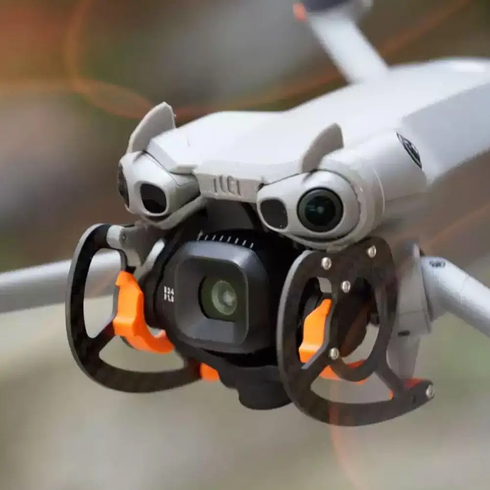 Housse de protection pour drone légère et résistante en rouge, accrochée à un sac à dos, détail des coutures renforcées.