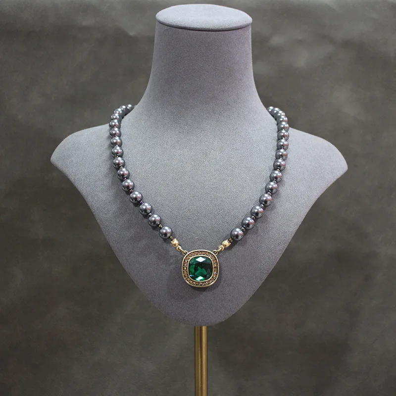 Vintage  grandmother emerald glass pearl sugar ear clip