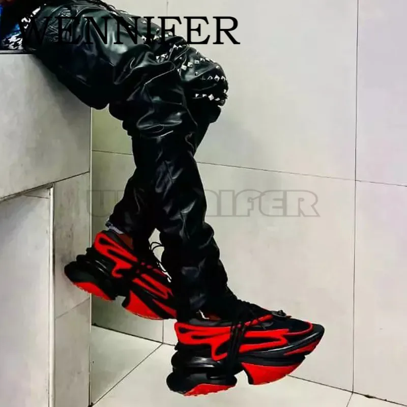 Рисунок 2 - Двухцветные кроссовки на шнуровке