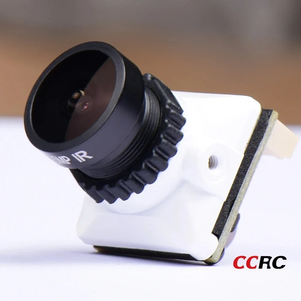 Comparaison de taille de la caméra FPV CCRC 1500TVL Super WDR avec une pièce de monnaie.