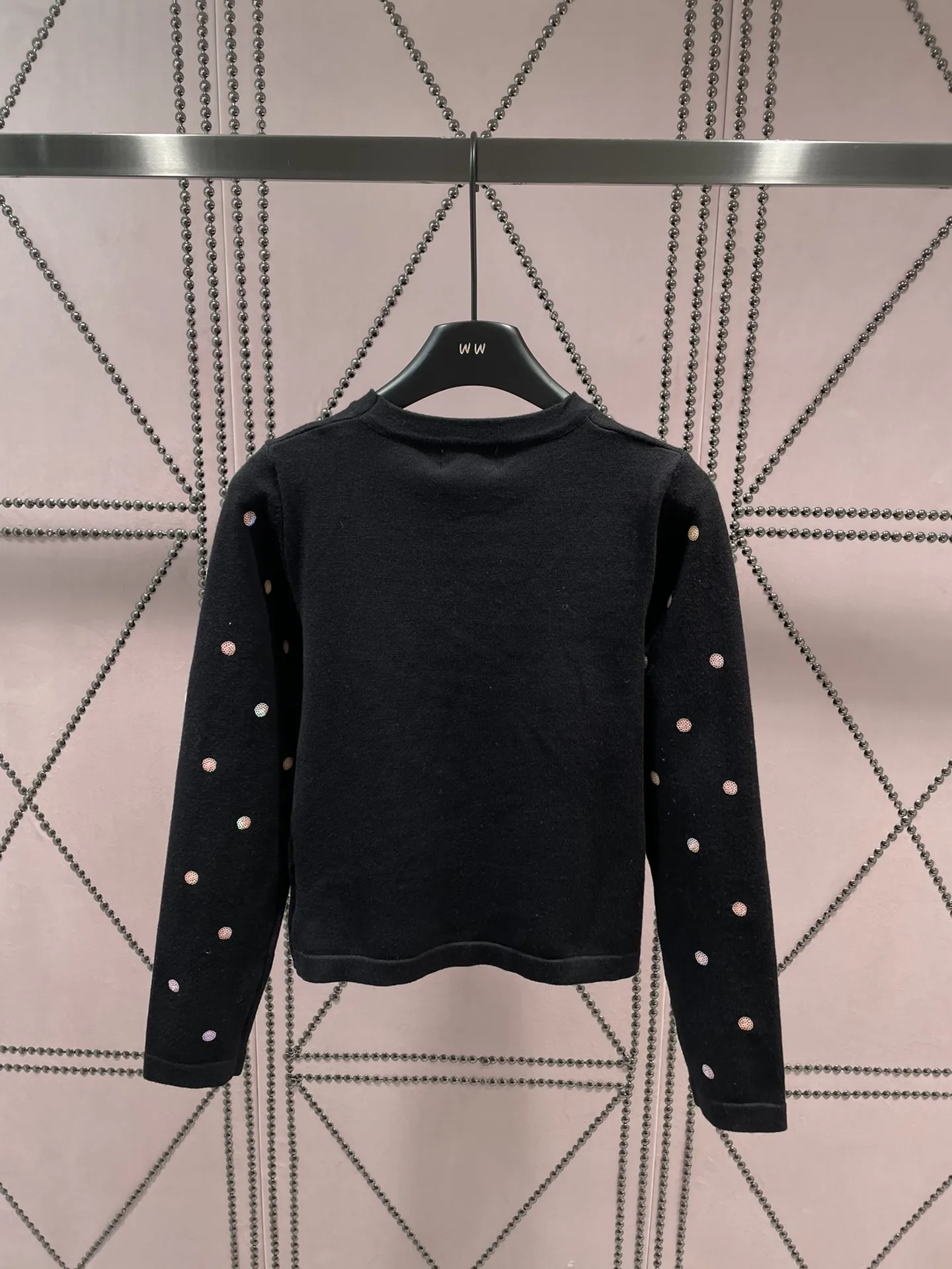 

Early Autumn 2023 New Classic Wave Illuminated Round Neck Embroidered Knit Pullover