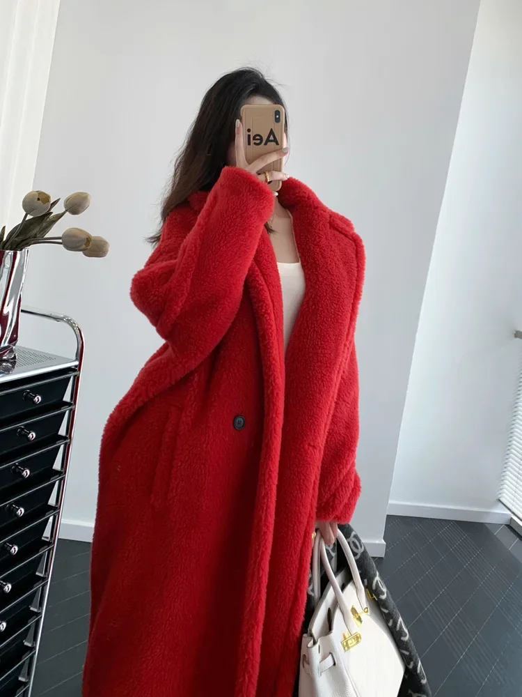 Teddy Bear Coat Geranium Red Teddy Alpaca Fur Profile Cappotto Lungo Donna Radiant Fashion Lancia Un Viaggio Di Sartoral Splendor