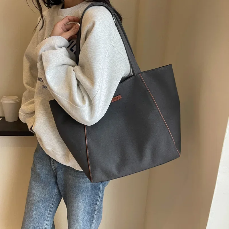 

Leisure Solid Tote Bag High Quality Large Capacity Fashionable Shoulder Bag Minimalist Student Commuting Zipper Canvas Handbag