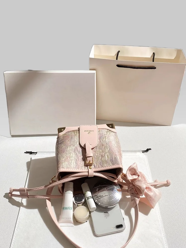 حقيبة يد نسائية فاخرة وعصرية، تتميز بطبعة مطرزة با...