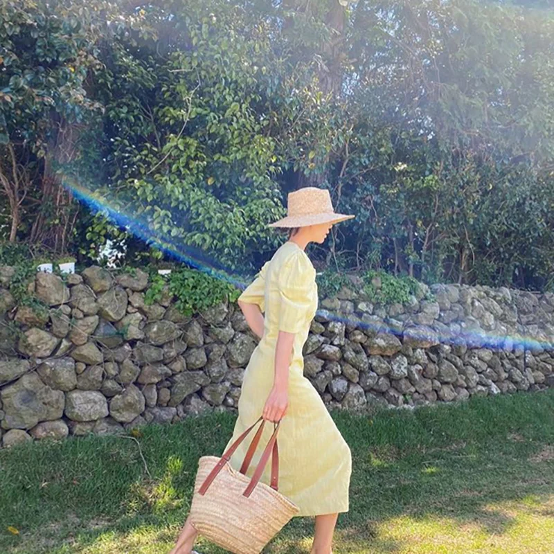 Nuovo elegante cappello di paglia a tesa larga con nastro di rafia
