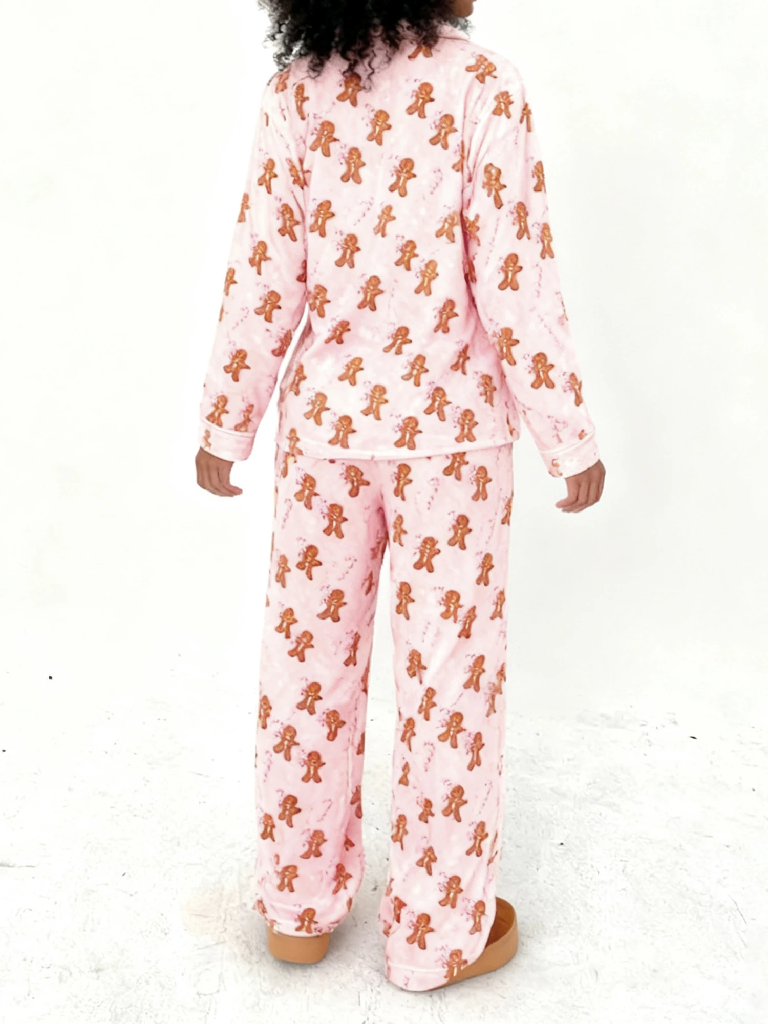 Women s 2-Piece Christmas Pajama Set with Cozy Gingerbread Man Print Fleece Top and Elastic Waist Pants for Ultimate Sleepwear
