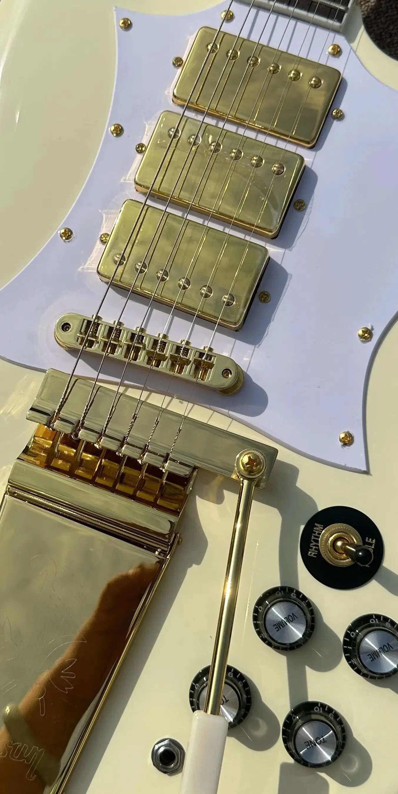 electric guitar, SG electric guitar, cream white, gold vibrato, in stock, lightning package