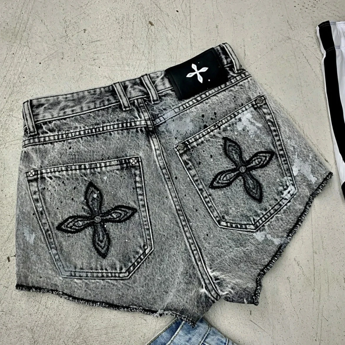 Graffiti Hiphop White And Yellow Crown Print Women's Shorts