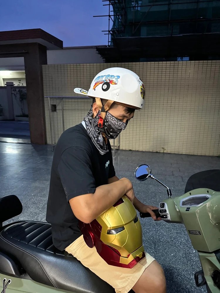 Neuer 1:1 Iron Man Elektrohelm, mehrteiliges, manuell zu öffnendes Helmmodell, leuchtend, Spielzeug für Erwachsene und Kinder, Geschenk – Detail 13