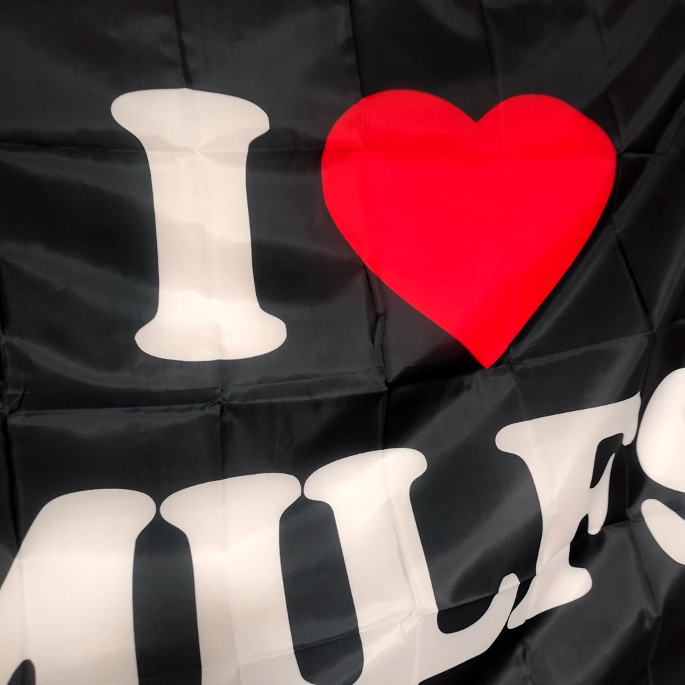 MILF Lover Flag Provokative Humor-Flagge, 90 x 150 cm, Komödie-Wandbanner für Erwachsene, Innen-/Außendekoration, Bars & Gag-Geschenke, Polyester – Detail 2