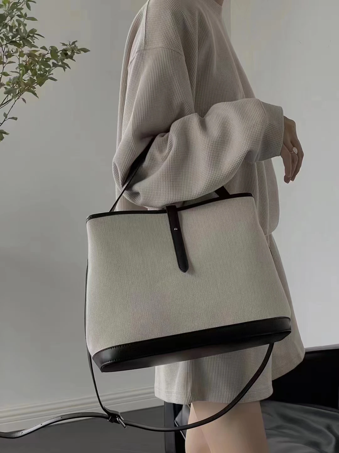

FIRMRANCH Fashion Commuter Style Cowhide Stitching Canvas Large-Capacity Simple Portable Tote Bucket Woman Shoulder Diagonal Bag
