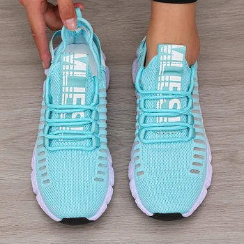 أحذية رياضية نسائية ذات نعل سميك بتصميم عصري وأحذية مريحة تسمح بمرور الهواء للمشي لمسافات طويلة في الهواء الطلق والمشي كاجوال 3