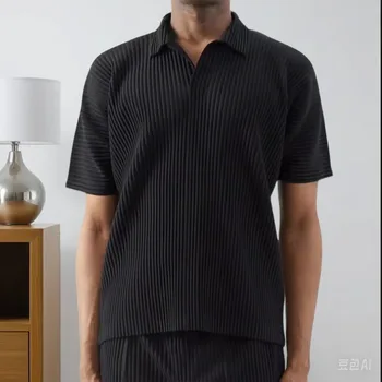 Miyake Polo a pieghe da uomo a maniche corte da uomo con risvolto a pieghe 2025 Estate traspirante allentato casual tinta unita Top Abbigliamento