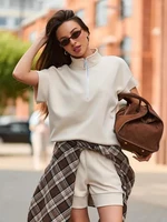 Ensemble coordonné pull demi-zip et short gris chiné à col montant pour femme, idéal pour le printemps-été 2026, tenue décontractée ou de bureau 3