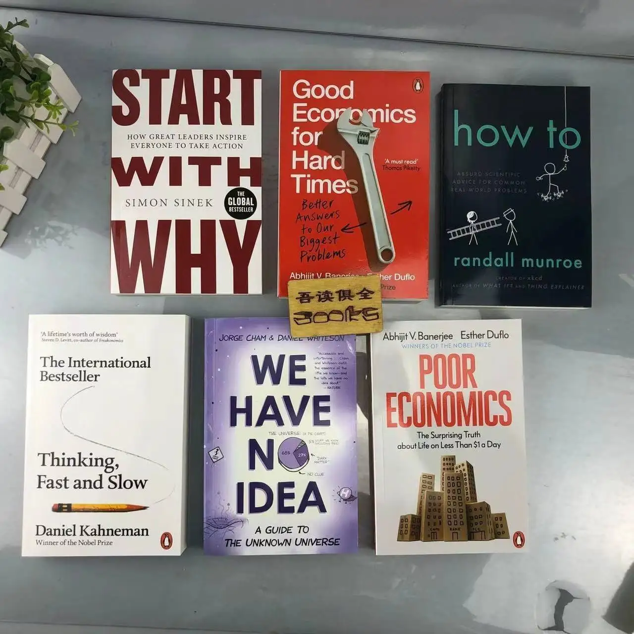 

6 Books Best-selling Mandatory Books in The Field of Economic Management, Including The Essence of Poverty Book