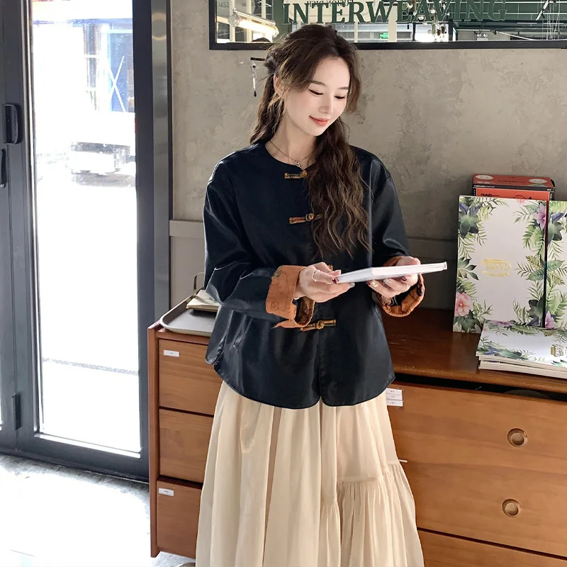 검은 새로운 중국 스타일 버클 가죽 코트 겉옷 여성 2024 봄과 가을 새로운 복고풍 캐주얼 작은 가죽 재킷