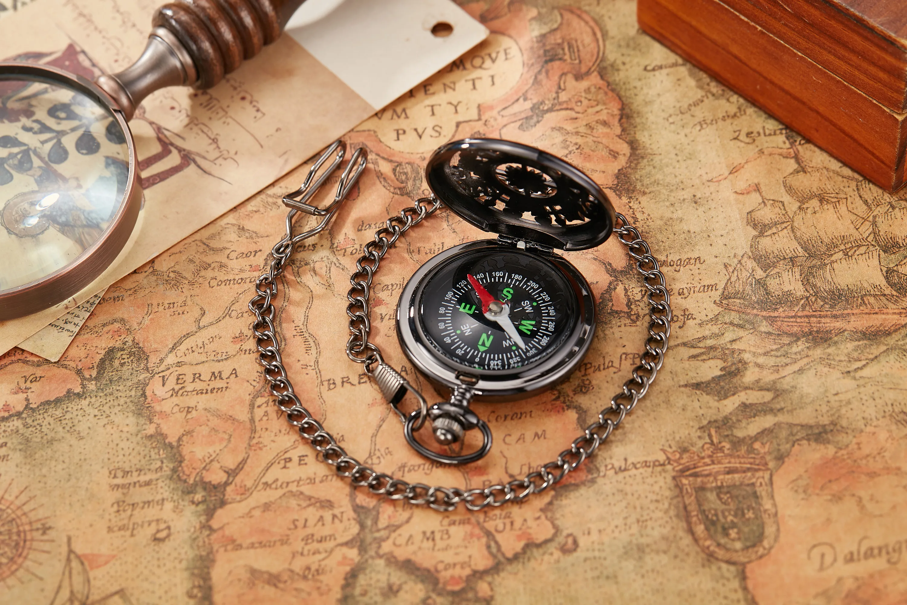 Creative Compass Pocket Watch Hollowed Out Classic Flip Compass Outdoor Hiking Chain Pendant Men Women Pocket Watch Reloj