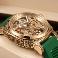 Une montre décontractée et élégante pour homme, de couleur jaune-vert, dotée d’un bracelet orné de motifs gravés complexes et d’un mouvement mécanique entièrement automatique. 6