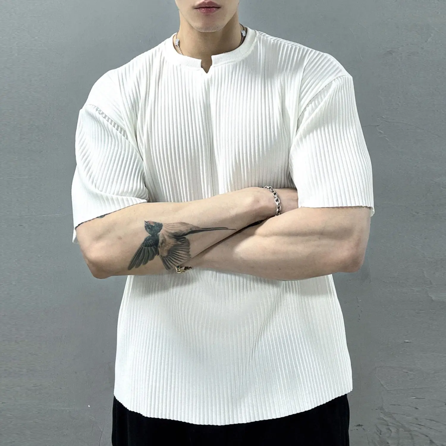 

2024 Shirt Thin Breathable Short Sleeve Round Neck T Shirt Summer Solid Sports Top Pleated Men
