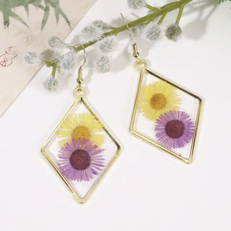 

Sweet Flower Natural Earrings Unique Epoxy Resin Dried Flower Earrings Statement Jewelry Wholesale Handmaking Daisy Earrings New