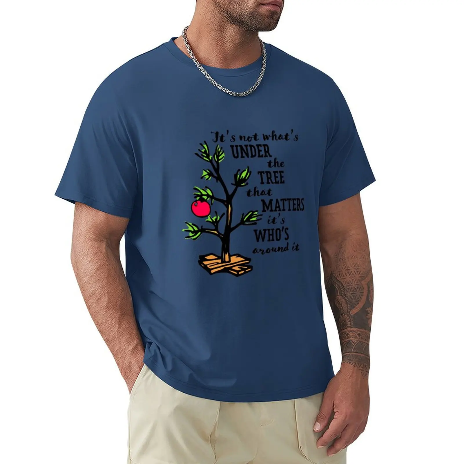 thumbnail image 1 of No es lo que hay debajo del árbol Camiseta navideña Charlie x mas Brown, Charlie x mas Brown No es lo que hay debajo del árbol Camiseta navideña Charlie x mas Brown, 1 of 5