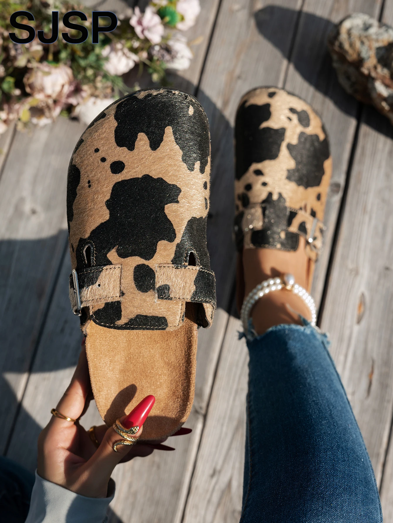 جديد 2025 حذاء نسائي غير رسمي للخريف والشتاء مناسب للأنشطة الخارجية طباعة الحيوانات بطبعة الفهد وطباعة البقرة شباشب جديدة سهلة الارتداء أحذية شاطئ مسطحة عصرية مطبوعة على شكل بقرة صنادل من الفلين مناسبة للأنشطة الخارجية