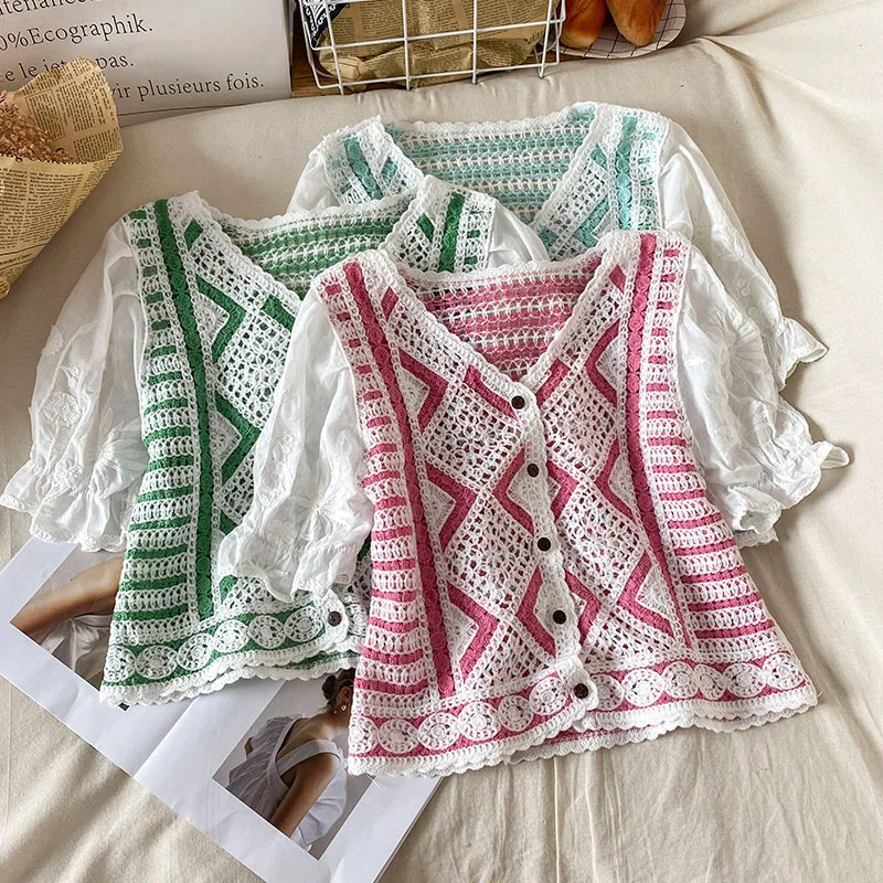 

OUMEA Women Summer Crochet Blouse Diamond Pattern Buttons Front Openwork Tops V Neck French Style Casual Blouse Contrast Color