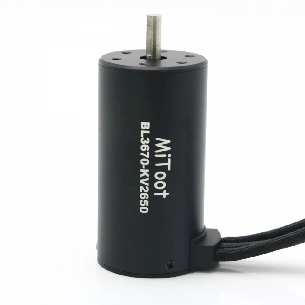 Moteur Brushless 3660 3300KV pour voiture RC 1/10, vue latérale montrant les ailettes de refroidissement et le boîtier noir