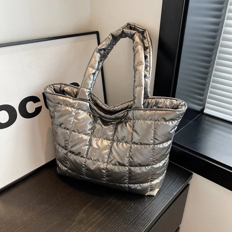 Рисунок 3 - Женская сумка через плечо в клетку