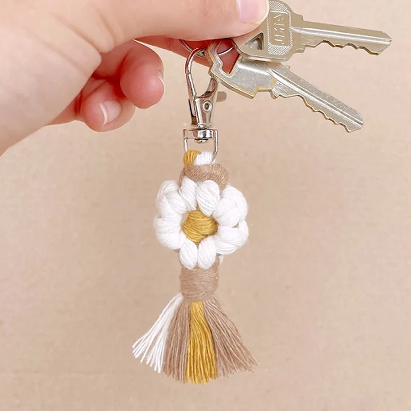 

Boho Style Charm Hook Daisy Flower Keychain Handmade Tassels Flower Wristlet Band Pendant Girl Purse Backpack Charm Jewelry Gift